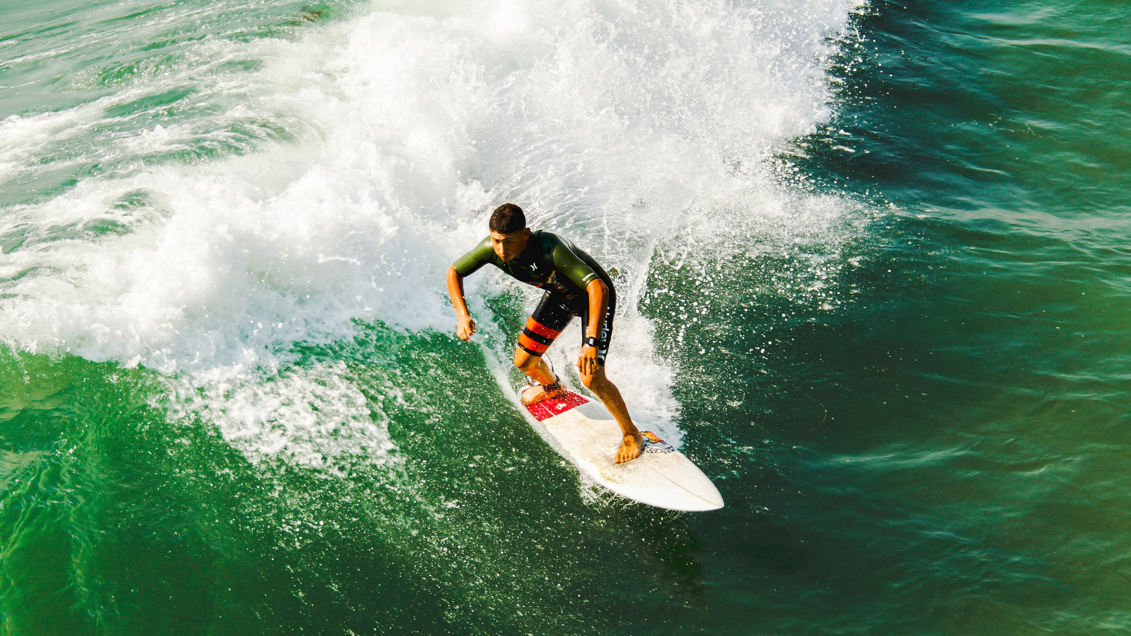 赛道上的交响诗，米切尔在F1揭幕战之夜的绝对统治