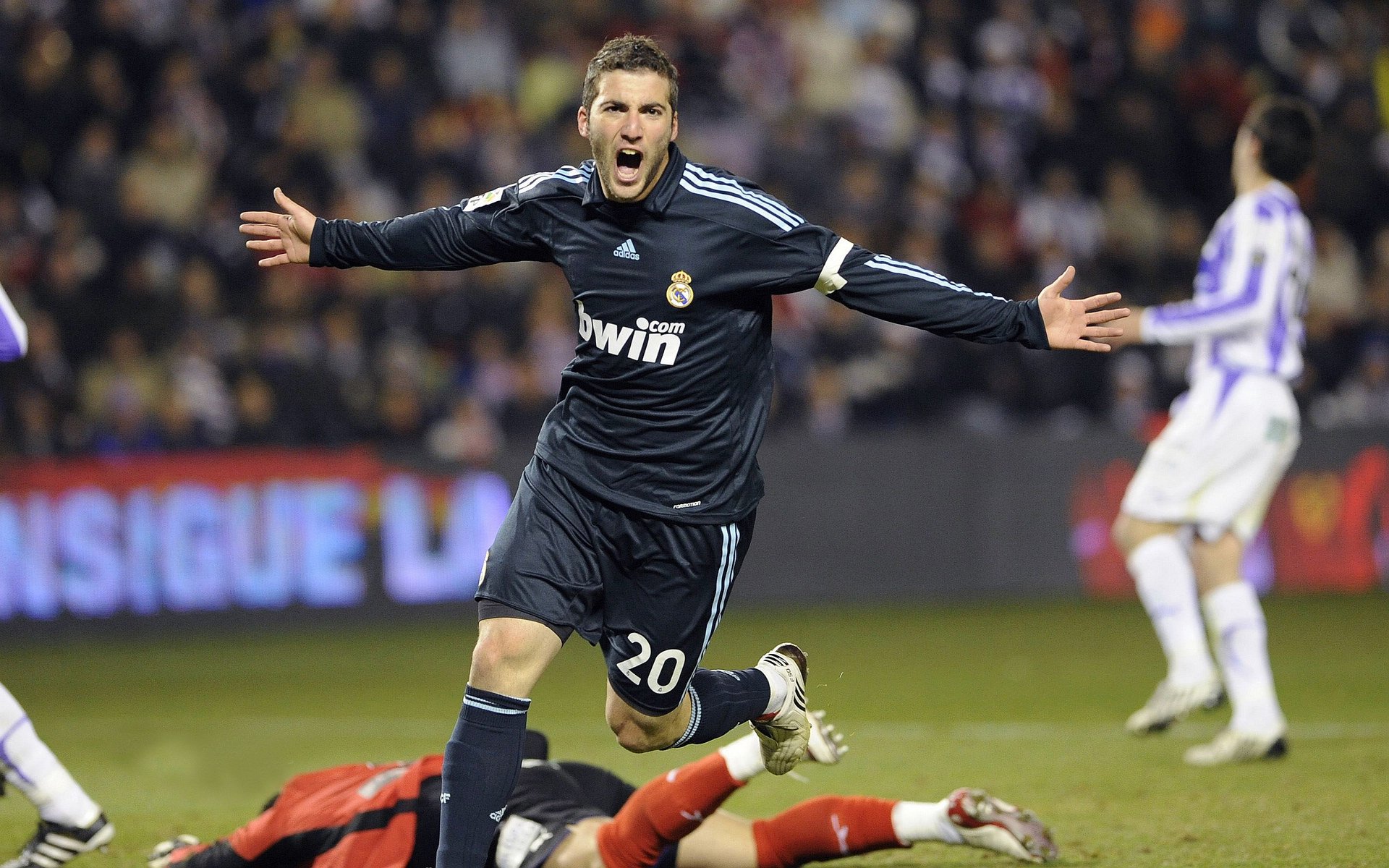 范弗利特唯一的夜晚，当广厦遇见鹈鹕，他如何用一场非典型胜利定义自己